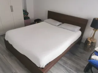 Cama matrimonial de madera, colchon y comoda