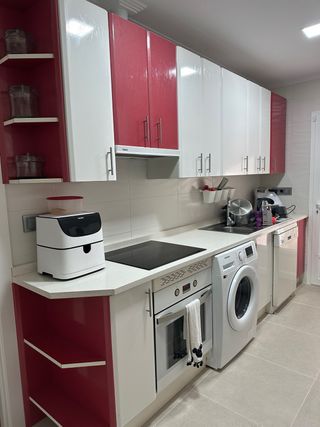 Muebles de cocina rojos y blancos
