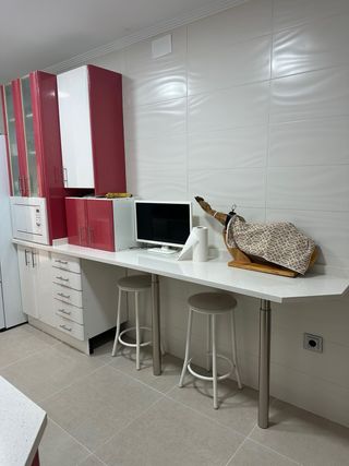 Muebles de cocina rojos y blancos