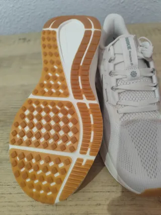 Nike Air Zoom Estructura 25 Talla 42.5 Beige/Oro