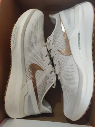 Nike Air Zoom Estructura 25 Talla 42.5 Beige/Oro