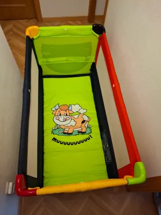 Cuna de viaje con estampado de vaca