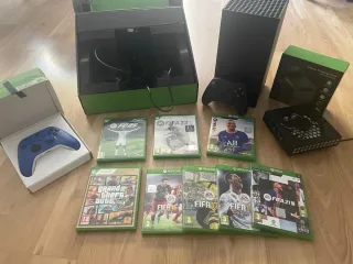 Consola Xbox Series X in nero con controller aggiuntivo blu e base di raffreddamento
