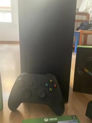 Consola Xbox Series X in nero con controller aggiuntivo blu e base di raffreddamento