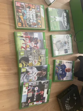 Consola Xbox Series X in nero con controller aggiuntivo blu e base di raffreddamento