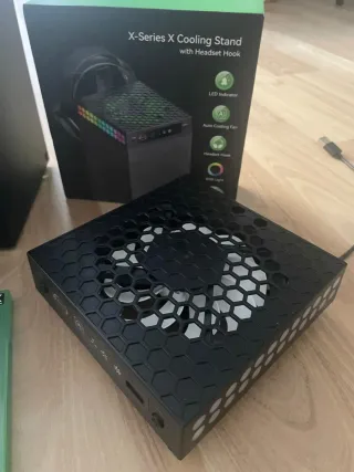 Consola Xbox Series X in nero con controller aggiuntivo blu e base di raffreddamento