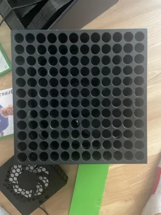 Consola Xbox Series X in nero con controller aggiuntivo blu e base di raffreddamento