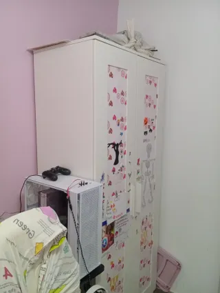 Armario blanco de madera