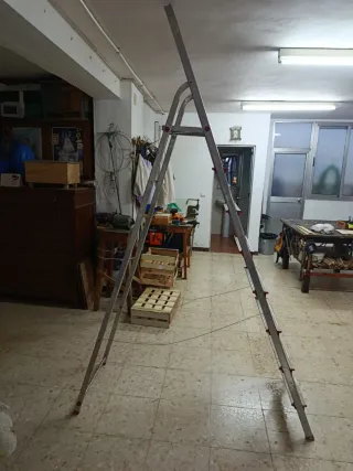 Escalera metálica plegable