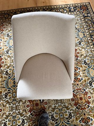 Silla de oficina beige con ruedas