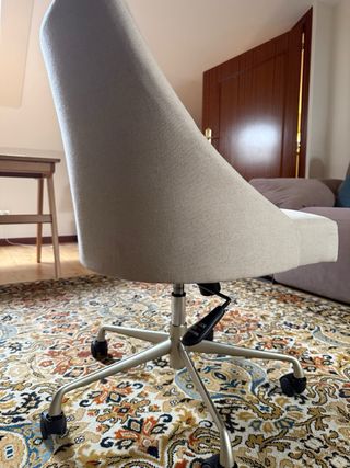 Silla de oficina beige con ruedas