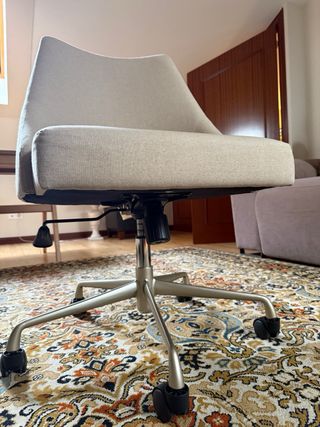 Silla de oficina beige con ruedas