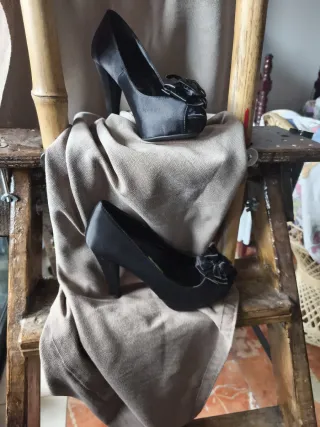 Zapatos de tacón alto negros con flor