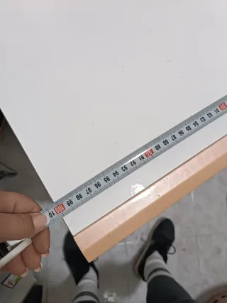 Escritorio blanco y rosa