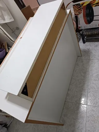 Escritorio blanco y rosa