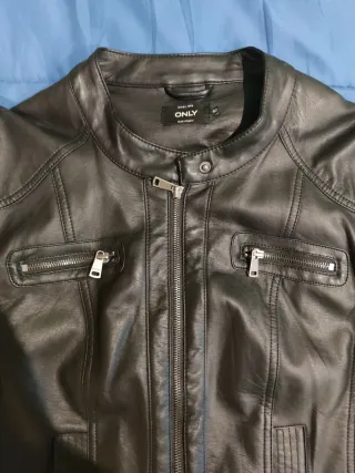 Cazadora polipiel Only negra