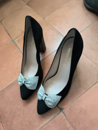 Zapatos de salón Markaroli negros con lazo