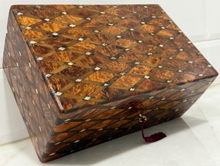 ESPECTACULAR COFRE PALO ROSA, TUYA Y NÁCAR