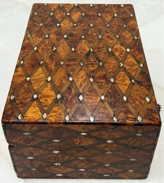 ESPECTACULAR COFRE PALO ROSA, TUYA Y NÁCAR