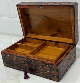 ESPECTACULAR COFRE PALO ROSA, TUYA Y NÁCAR