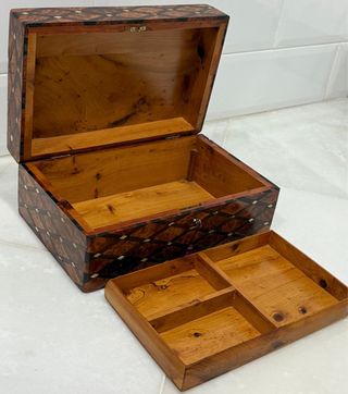 ESPECTACULAR COFRE PALO ROSA, TUYA Y NÁCAR