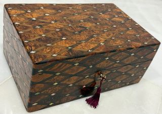 ESPECTACULAR COFRE PALO ROSA, TUYA Y NÁCAR