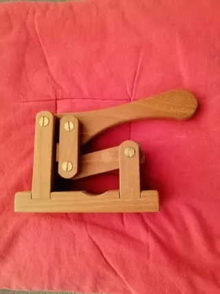 Schiaccianoci in legno massiccio fatto a mano