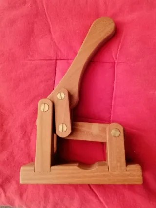 Schiaccianoci in legno massiccio fatto a mano