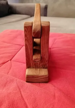 Schiaccianoci in legno massiccio fatto a mano