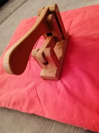 Schiaccianoci in legno massiccio fatto a mano