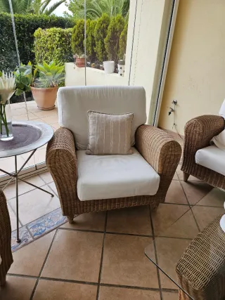 Conjunto de ratán marrón y blanco