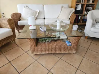 Conjunto de ratán marrón y blanco