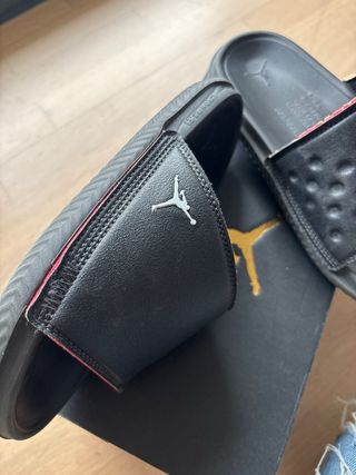 Ciabatte Nike Jordan nere e dorate unisex