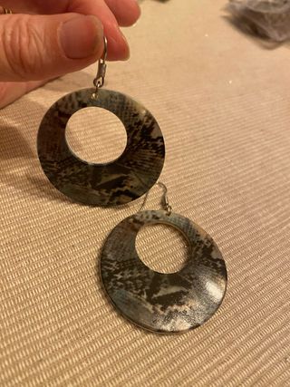 Pendientes redondos con estampado, nacarado