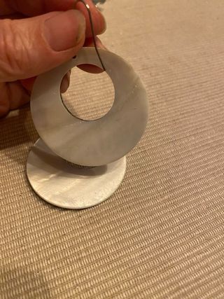 Pendientes redondos con estampado, nacarado