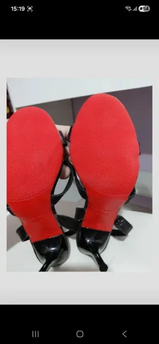 Tacones negros suela roja