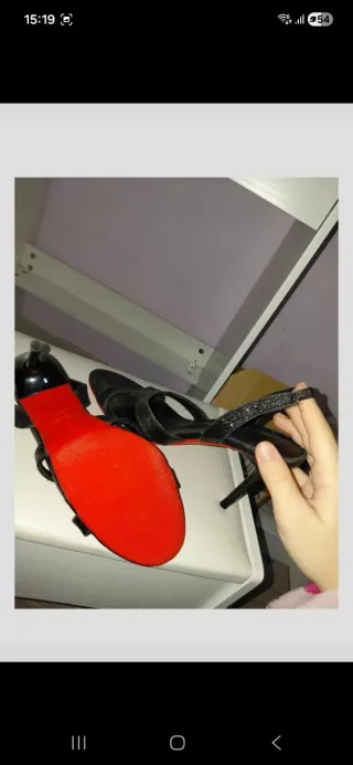 Tacones negros suela roja