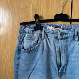 Pantalones vaqueros anchos deshilachados