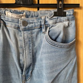 Pantalones vaqueros anchos deshilachados