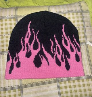 Gorro negro y rosa con diseño de llamas