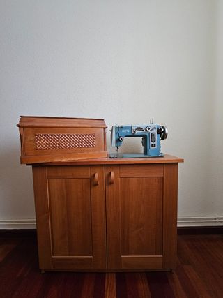 Máquina de coser Alfa con mueble