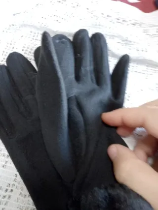 Guanti neri donna dettaglio bottoni