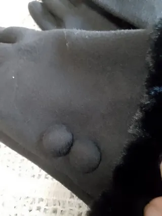 Guanti neri donna dettaglio bottoni