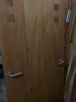 Lote de puertas y marcos de madera