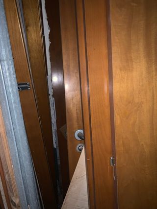 Lote de puertas y marcos de madera