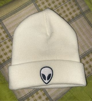 Gorro blanco con bordado de alien