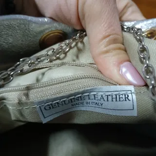 Bolso plateado con cadena y mariposas