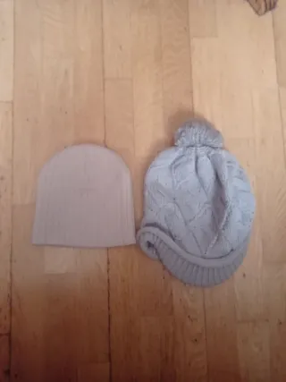 Gorros de lana beige y gris