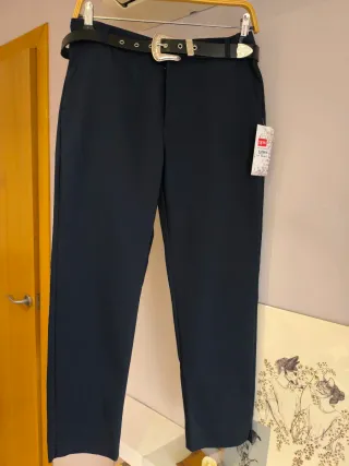 Pantalón de vestir azul con cinturón