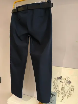 Pantalón de vestir azul con cinturón